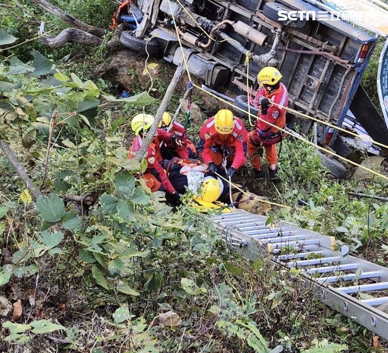 搜救人員到場協助駕駛脫困，隨後送醫治療。（圖／民眾提供）