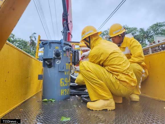 凱米強風豪雨南臺南供電設備故障增多，台電新營區處排除積水、樹木倒塌等障礙，全力障礙搶修電力。（記者李嘉祥攝）