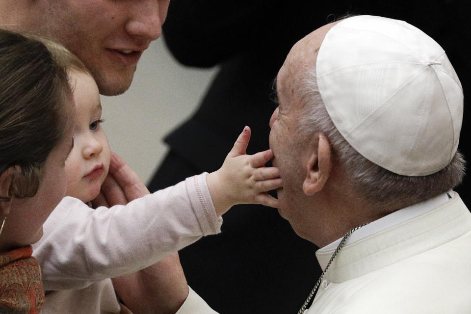 <p>Papst Franziskus wird bei seiner wöchentlichen Audienz im Vatikan von einen Kleinkind im Gesicht berührt. (Bild: AP Photo/Borgia) </p>