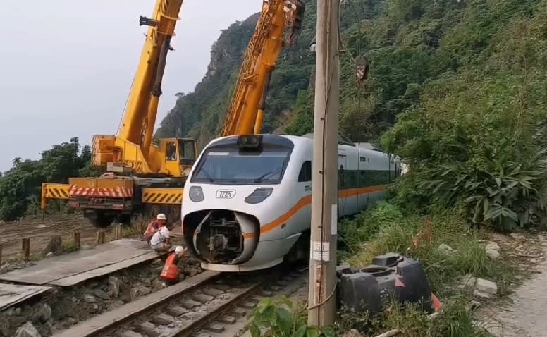 挖土機和吊車在清晨作業，準備進行清運。（圖／東森新聞）