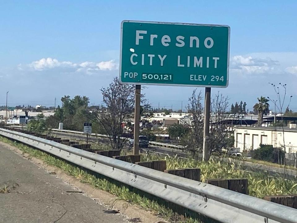 A Fresno city limit/population sign on northbound Highway 41 south of the Jensen Avenue exit tallies the city’s population at 500,121. Other highway signs have differing population numbers for Fresno.