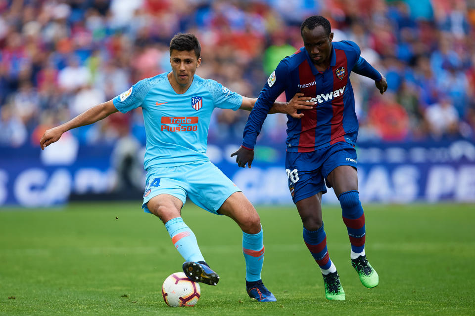 VALENCIA, SPAIN - MAY 18: Rodrigo Hernandez (L) of Atletico de Madrid competes for the ball with Raphael Dwamena of Levante UD during the La Liga match between Levante UD and Club Atletico de Madrid at Ciutat de Valencia on May 18, 2019 in Valencia, Spain. (Photo by David Aliaga/MB Media/Getty Images)