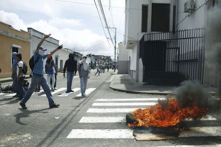 Masked students block a street during a protest against the government in San Cristobal January 14, 2015. REUTERS/Carlos Eduardo Ramirez