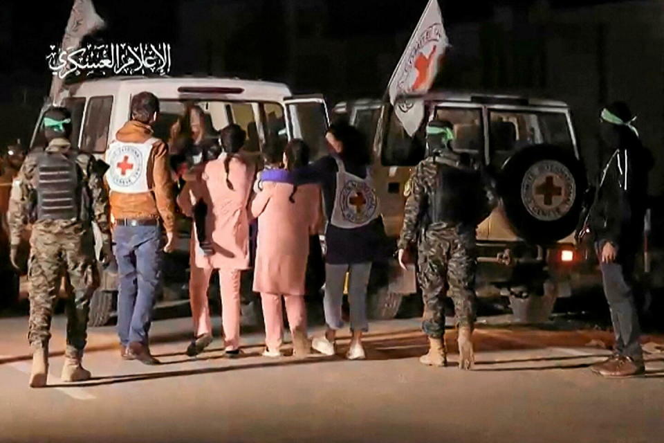 Image extraite d'une vidéo diffusée par le groupe terroriste Hamas montrant la libération de nouveaux otages, remis à la Croix-Rouge, le 27 novembre 2023.  - Credit:- / HAMAS MEDIA OFFICE / AFP