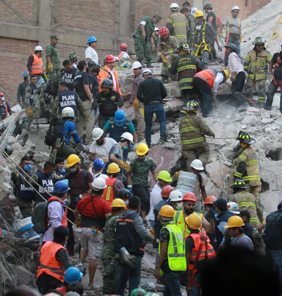 <p>MEX60. CIUDAD DE MÉXICO (MÉXICO), 19/09/2017.- Rescatistas trabajan en el área de unos edificios colapsados e intentan rescatar a gente con vida en Ciudad de México (México), hoy, martes 19 de septiembre de 2017, tras un sismo de magnitud 7,1 en la escala de Richter, que sacudió fuertemente el centro del país y causó escenas de pánico justo cuanto se cumplen 32 años de poderoso terremoto que provocó miles de muertes. EFE/Mario Guzmán </p>