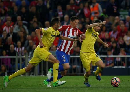 Football Soccer- Spanish La Liga Santander - Atletico Madrid v Villarreal- Vicente Calderon Stadium, Madrid, Spain - 25/04/17 - Atletico Madrid's Fernando Torres and Villarreal's Bruno Soriano and Antonio Rukavina in action. REUTERS/Susana Vera