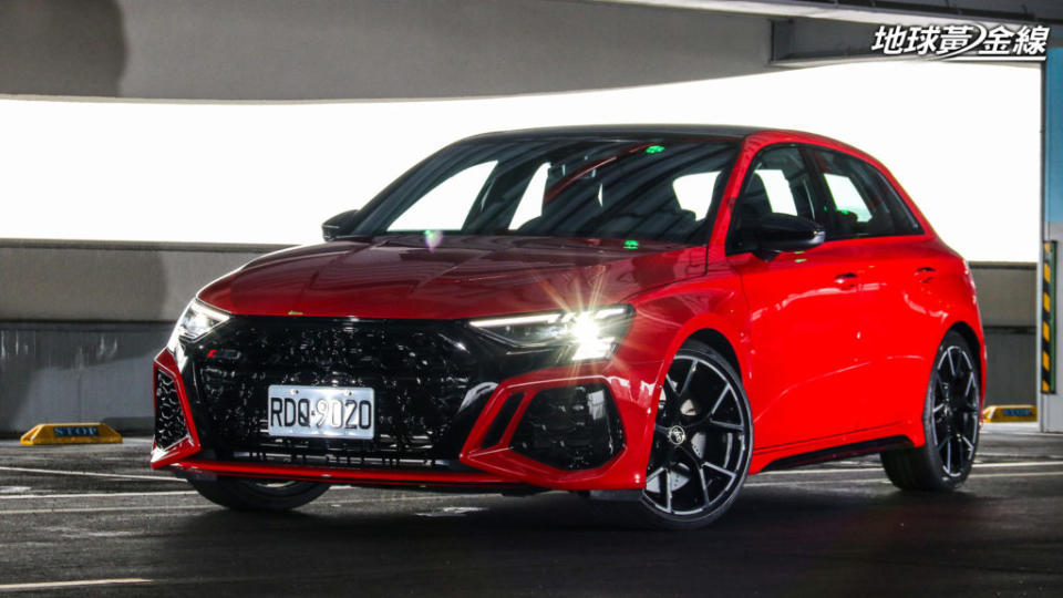 在臺灣第一次試駕新世代A3 Sportback就直接「攻頂」RS 3 Sportback。(攝影/ <a class="link " href="https://autos.yahoo.com.tw/tag/陳奕宏" data-i13n="sec:content-canvas;subsec:anchor_text;elm:context_link" rel="nofollow noopener" target="_blank" data-ylk="slk:陳奕宏;sec:content-canvas;subsec:anchor_text;elm:context_link;itc:0">陳奕宏</a>)