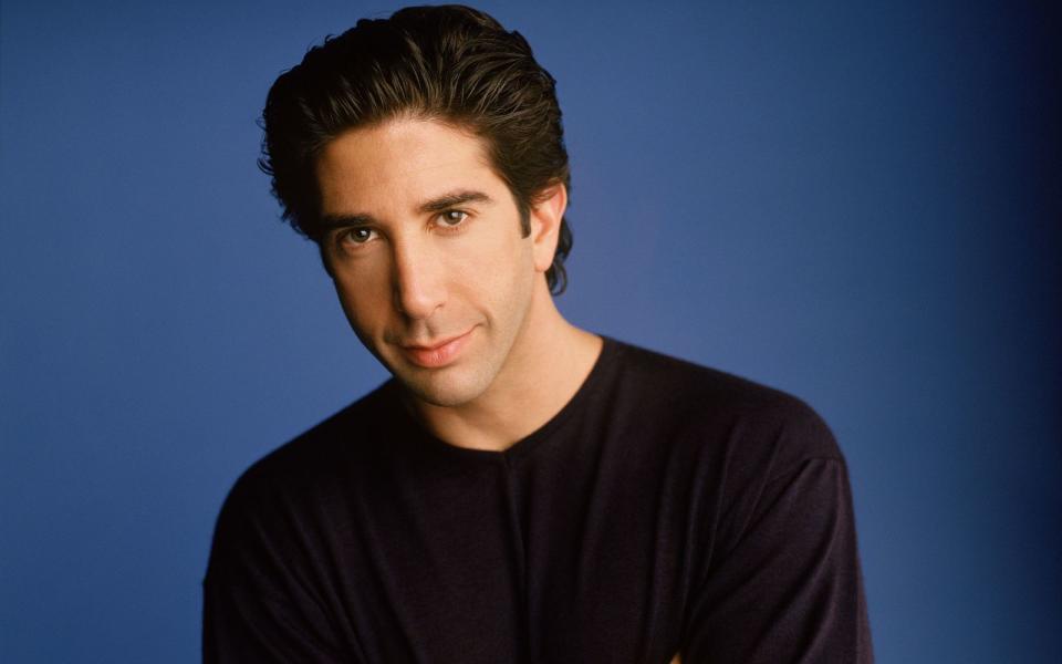 David Schwimmer ließ unter den "Friends"-Zuschauerinnen die Herzen höher schlagen. Als Dr. Ross Geller bekam er sein verdientes Happy End mit Rachel (Jennifer Aniston). Zwischen 1999 und 2004 inszenierte Schwimmer selbst zehn Episoden der Serie. (Bild: Getty Images / Pressemitteilung)