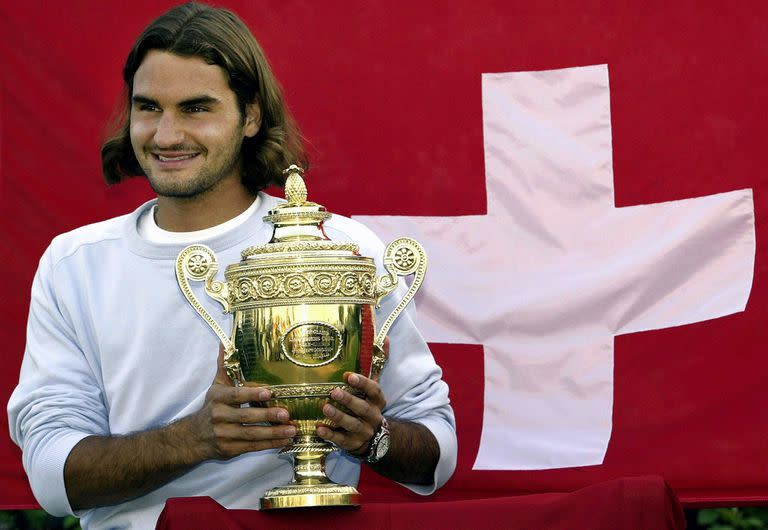 Un joven Federer en 2003, con el pelo largo, luego de conquistar Wimbledon