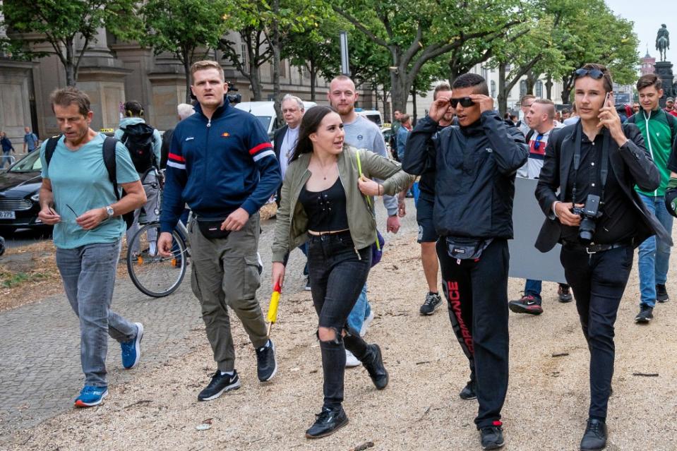 Chris Ares (2.v.l), deutscher rechtsextremer Rapper, kommt zu einer Demonstration gegen die Corona-Maßnahmen.<span class="copyright">Christophe Gateau / dpa</span>