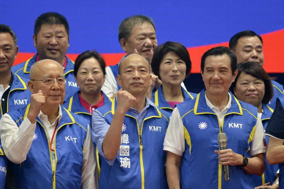 Kuomintang (KMT) party's presidential candidate Han Kuo-yu (C) gestures while posing with party dignitaries during the KMT national congress in Taipei on July 28, 2019. - Taiwan's upcoming elections will be a "heart-pounding, soul-stirring battle" for the island's future, Beijing-friendly candidate Han Kuo-yu said July 28 in his first speech since becoming the opposition party's presidential candidate. (Photo by Chris STOWERS / AFP)        (Photo credit should read CHRIS STOWERS/AFP via Getty Images)