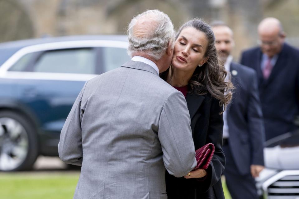 El Príncipe Carlos envía un cordial saludo a la Reina Letizia de España