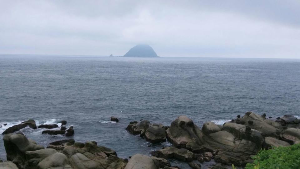 和平島公園遠眺基隆嶼。（中華旅行社提供）