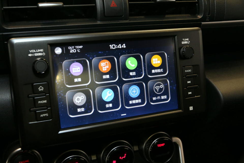 全車系新增標配8吋多媒體觸控螢幕主機，可支援Apple Carplay & Android Auto手機連結功能。