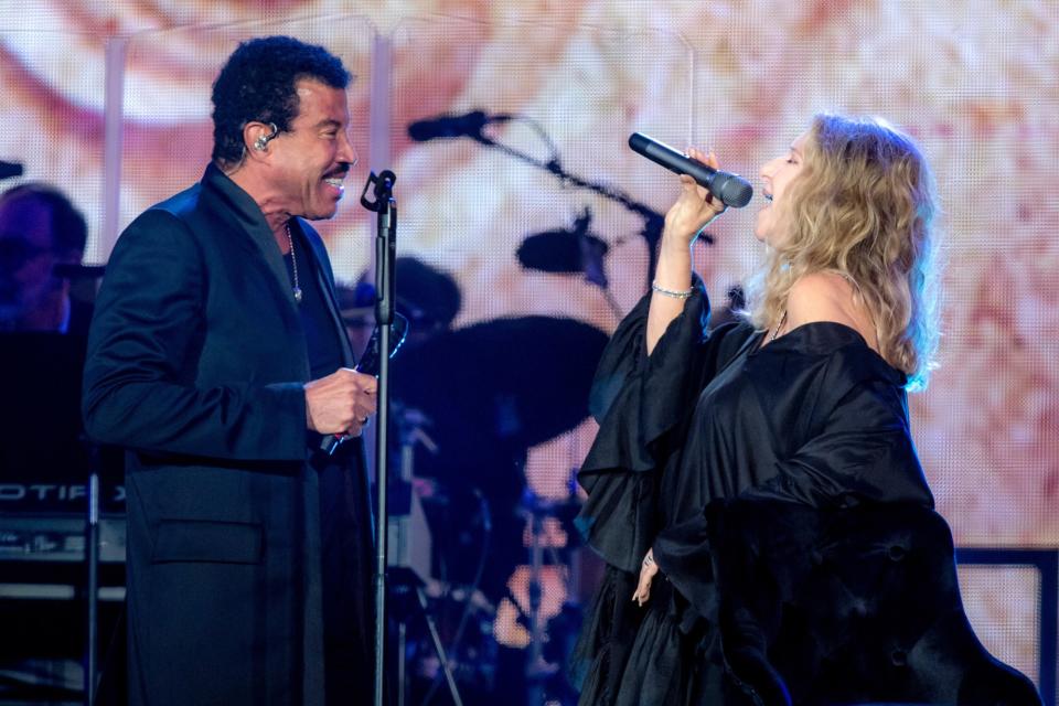 Barbra Streisand, in Azeeza, performing in London with Lionel Richie.