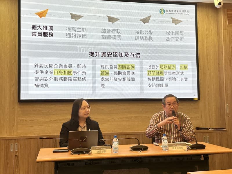 資安院營運TWCERT/CC  推動公私協作強化企業資安 數位部24日舉行記者會，資安院表示，今年起正式承 接台灣電腦網路危機處理暨協調中心 （TWCERT/CC），提供民間企業全年24小時不間斷 的資安事件通報服務，盼透過公私協作強化企業資 安。圖為數位部長唐鳳（左）與資安院院長何全德 （右）。 中央社記者蘇思云攝  113年4月24日 