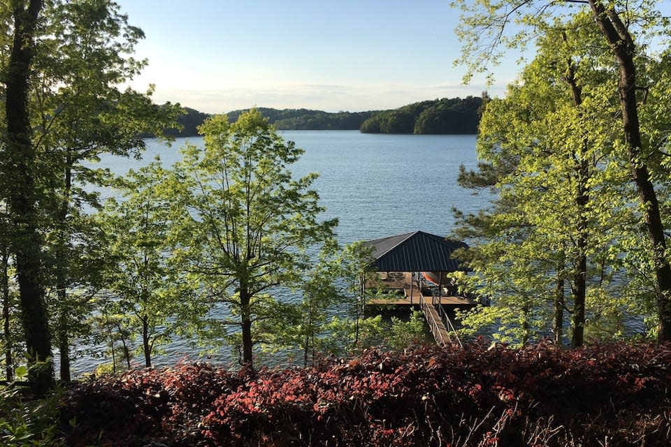 Charming Lakefront Cottage: Gainesville, Georgia