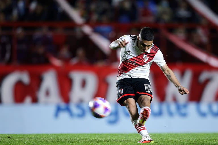 Juanfer Quintero ingresó por Barco y con un tiro libre abrió el marcador en un partido muy complicado que luego terminó en goleada