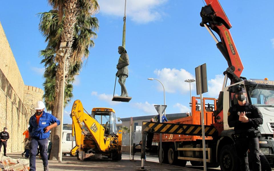 A crane removes the statue of Franco located in front of the wall of 'Melilla La Vieja' - Europa Press 