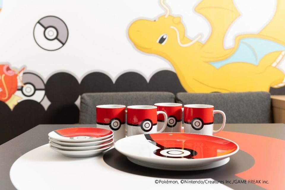 寶可夢房的餐盤與杯子繪有精靈球圖樣，造型可愛，在房內都可以自由使用。   圖：東京觀光事務所台灣辦事處／提供