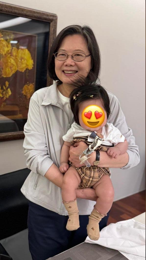 總統蔡英文抱著余天的孫女小元寶。（圖／翻攝自余祥銓臉書）