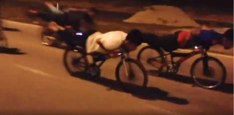 許多青少年以身體呈直線方式躺在腳踏車上前行。（圖／翻攝自tenteraflyjb IG）