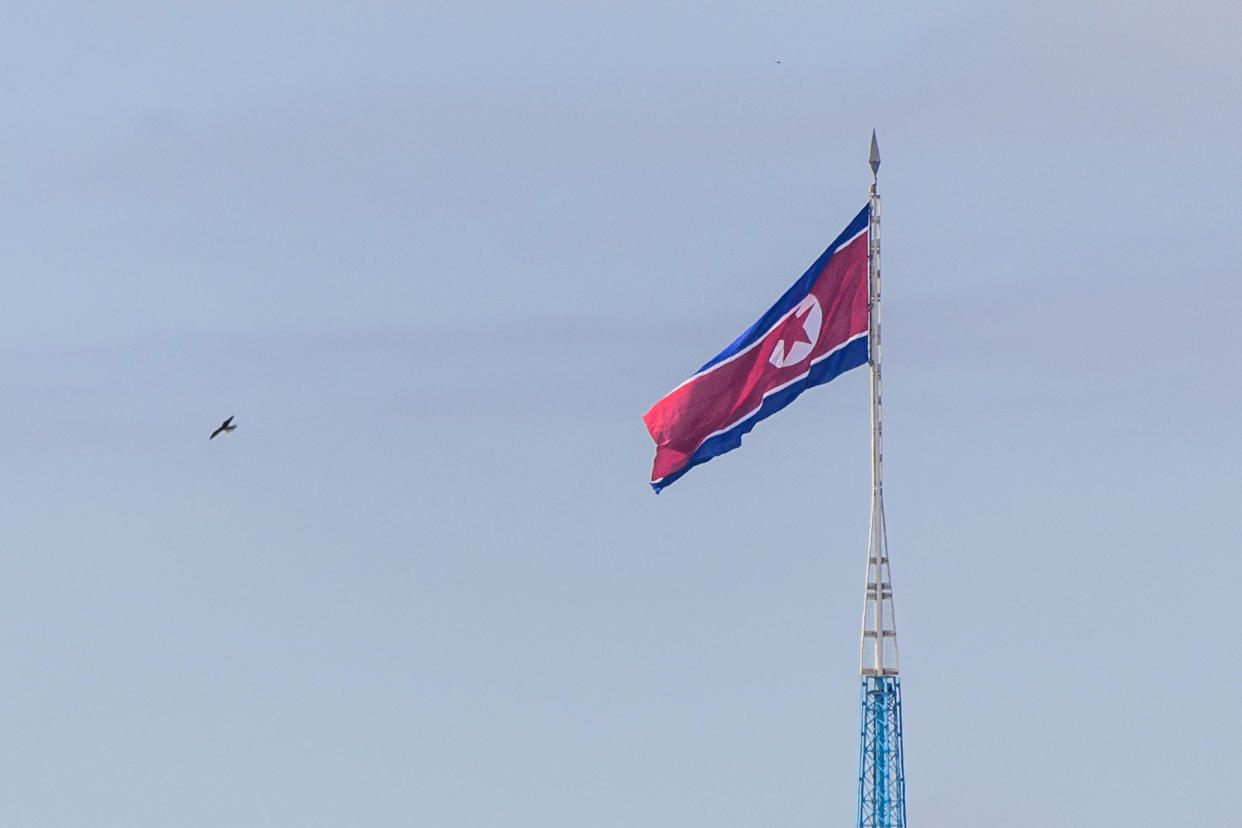 La Corée du Nord lance un « véhicule spatial », Séoul envoie un ordre d’évacuation par erreur (Photo d’un drapeau nord coréen)