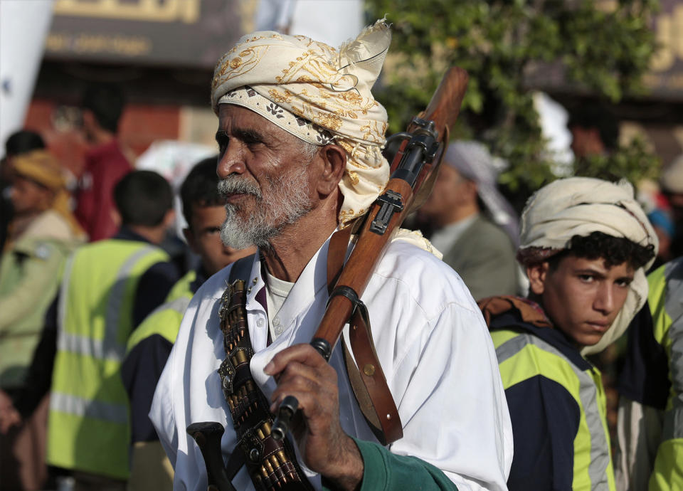 Houthi man holding weapon