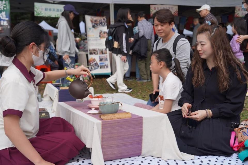 《圖說》民眾於「三峽綠茶季-春日茶舞」綠茶季現場體驗茶文化。〈農業局提供〉