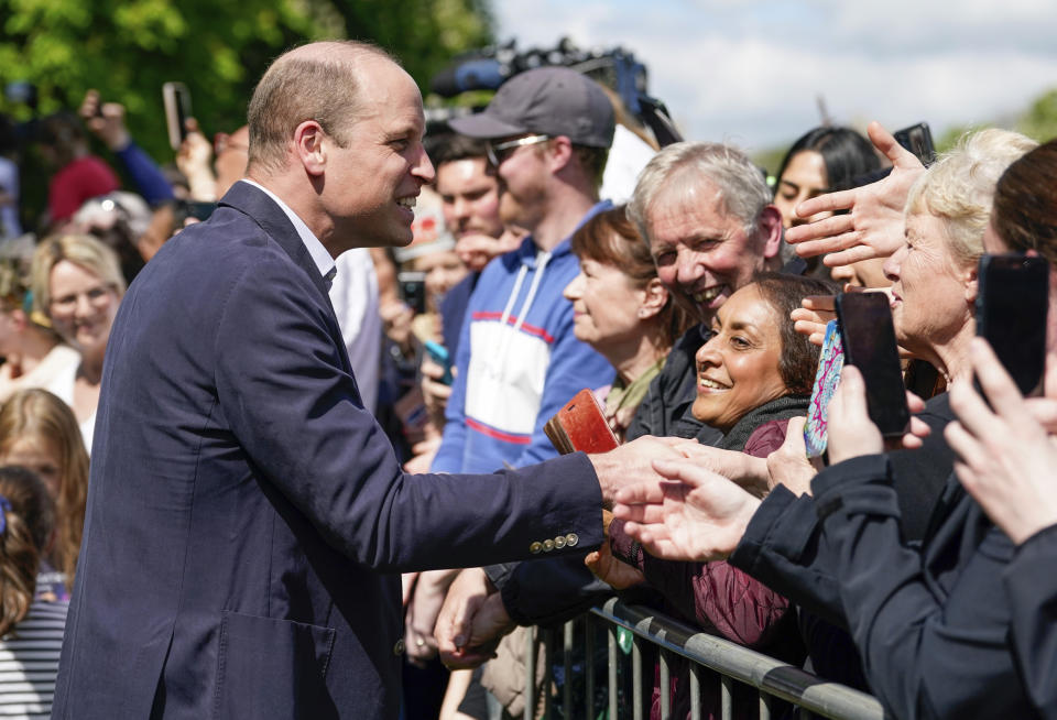 El príncipe Guillermo saluda al público durante las celebraciones por la coronación del rey Carlos III, el domingo 7 de mayo de 2023, en Windsor, Inglaterra. (Andrew Matthews/Foto compartida vía AP)