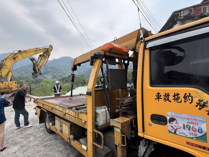 新店安泰路建物地基下陷  拖吊車進場 新北市新店區安泰路某社區8棟建築物3日受花蓮地震 影響，造成地基下陷，下午拖吊車進場協助住戶將車 輛吊起。 中央社記者楊侃儒攝  113年4月3日 