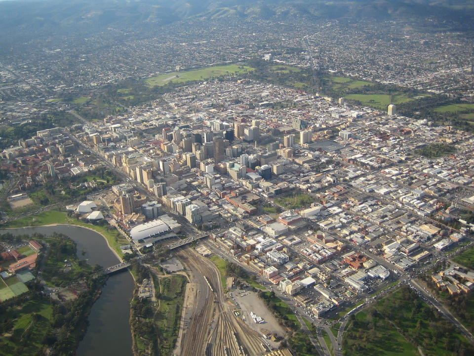 <b>Adelaida, Australia</b> <br>Cuando un país tiene mucho territorio, puede ser tentador planificar y construir nuevas ciudades. Tres de las ciudades más grandes y más conocidas de Australia fueron planificadas por completo: Melbourne, Canberra y Adelaida. Una vez que el sur de Australia se convirtió en una colonia británica en 1836, su inspector general planificó una nueva capital. Al igual que muchas ciudades planificadas, Adelaida fue construida en un sistema de red, pero lo que la distingue, es la gran cantidad de parques. Hoy en día es la quinta ciudad más grande del país, con una población de más de un millón de habitantes. (Doug Barber/Creative Commons)