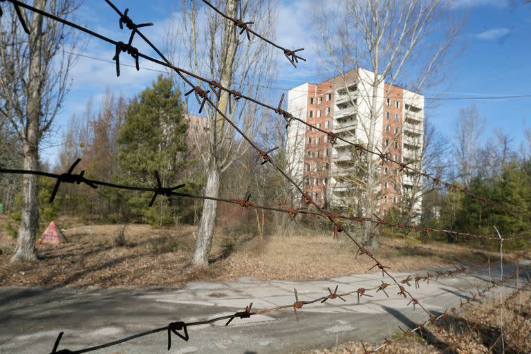 Celebración de los cincuenta años de la ciudad de Pripyat, turistas y viejos habitantes se reúnen en lo que resta de la ciudad abandonada luego del desastre nuclear de Chernobyl en el año 1986