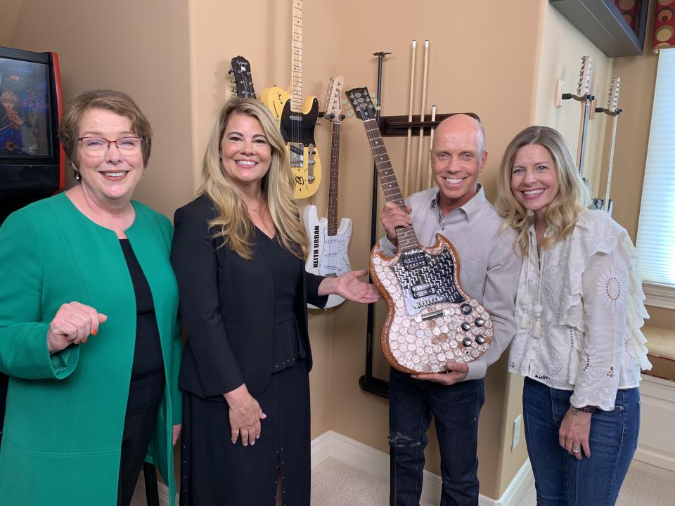 Lisa Whelchel (2nd from left) and Olympic gold medalist Scott Hamilton (2nd from the right) on her show, "Collector's Call" (Photo: MeTV Network)