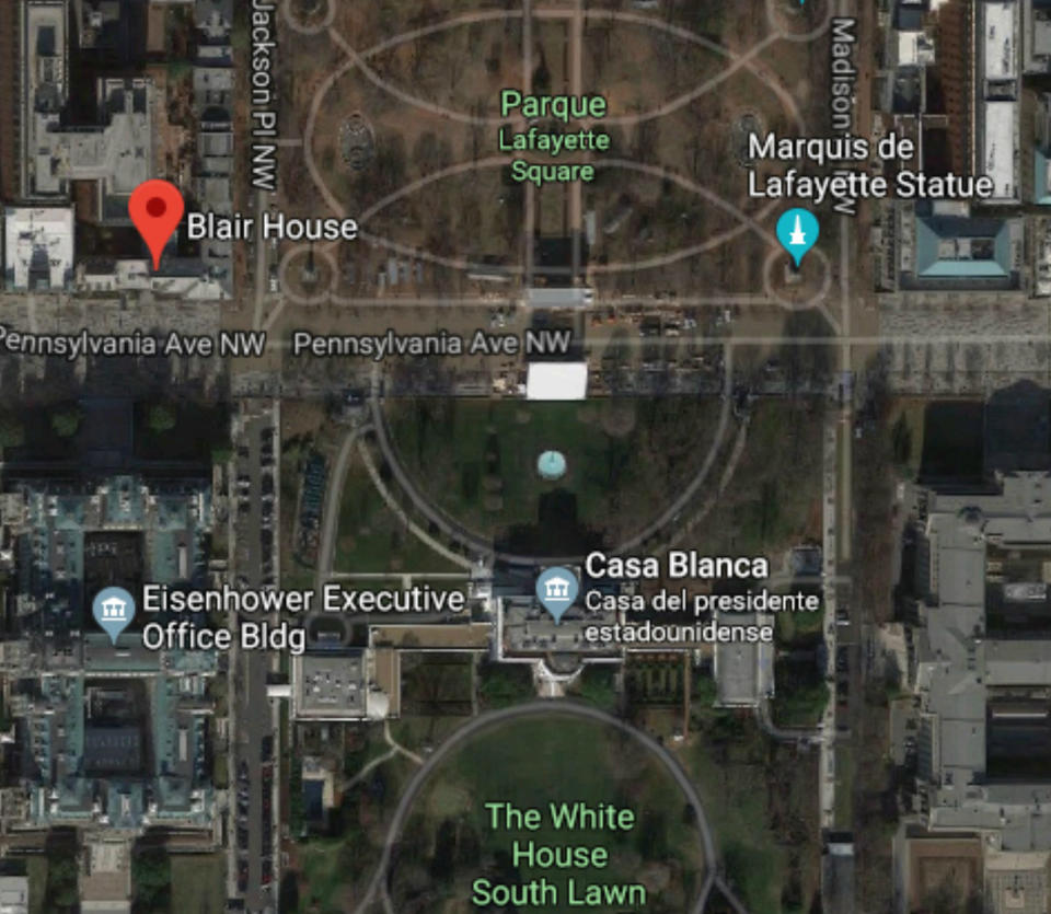 <p>Como se puede ver en esta imagen de Google Maps, la Blair House se encuentra también en la avenida Pensilvania. Es el número 1651 y está situada enfrente del ala oeste de la Casa Blanca, al lado del Parque Lafayette. La distancia entre las entradas de ambas residencias es de unos 600 metros. (Foto: Google Maps). </p>