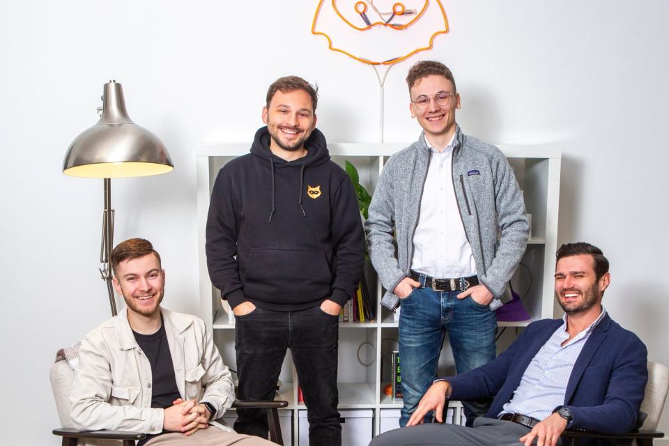 Aus Spaß wurde Ernst: Die Layzr-Gründer Tom Lamsfuß (v.l.), Tom Segbers (h.r.) und Peter Krysta (v.r.) haben ihr Avatar-Startup an Jodel verkauft. Hinten links steht Jodel-Gründer Alessio Avellan Borgmeyer. - Copyright: Jodel