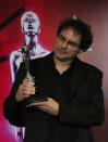 Carlos Cuarón posa tras aceptar el Premio Ariel a la mejor fotografía para su hermano Alfonso Cuarón, por "Roma", el lunes 24 de junio del 2019 en la Ciudad de México. (AP Foto/Ginnette Riquelme)