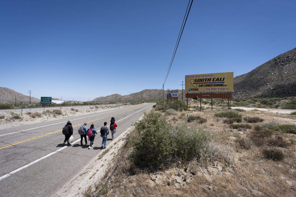 Migrantes caminan por una carretera tras cruzar la frontera con México, el jueves 25 de abril de 2024, cerca de Jacumba, California. (AP Foto/Gregory Bull)