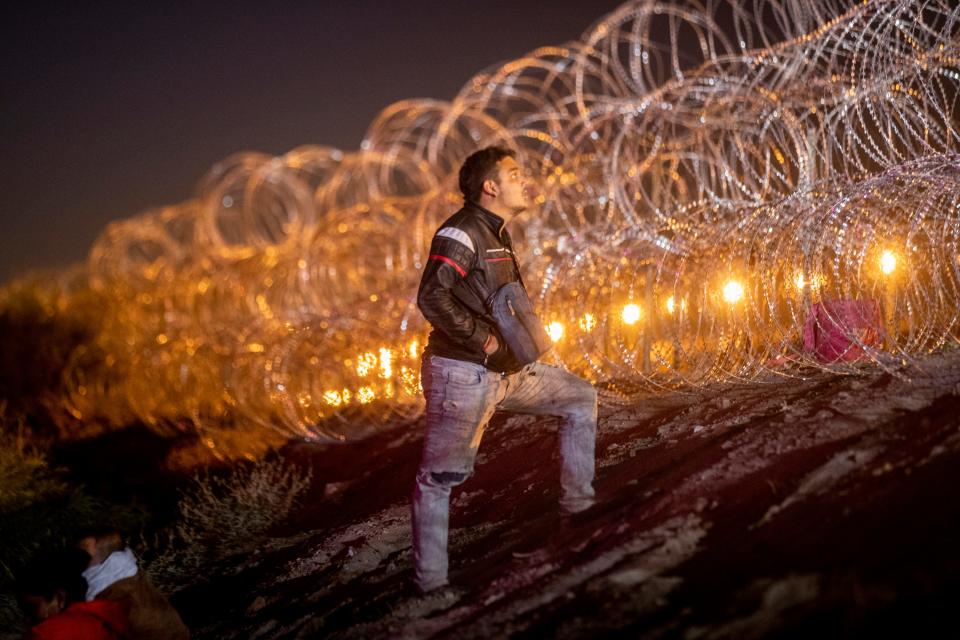 Un migrante suplica a un guardia nacional de Texas que le permita a su familia pasar por una barrera de alambre colocado en el Río Grande, y así unirse a otros cientos de migrantes que se entregaron a la Oficina de Aduanas y Protección Fronteriza (CBP) 40 minutos antes de que expirara el Título 42. A los migrantes les fue negado el acceso a territorio estadounidense.