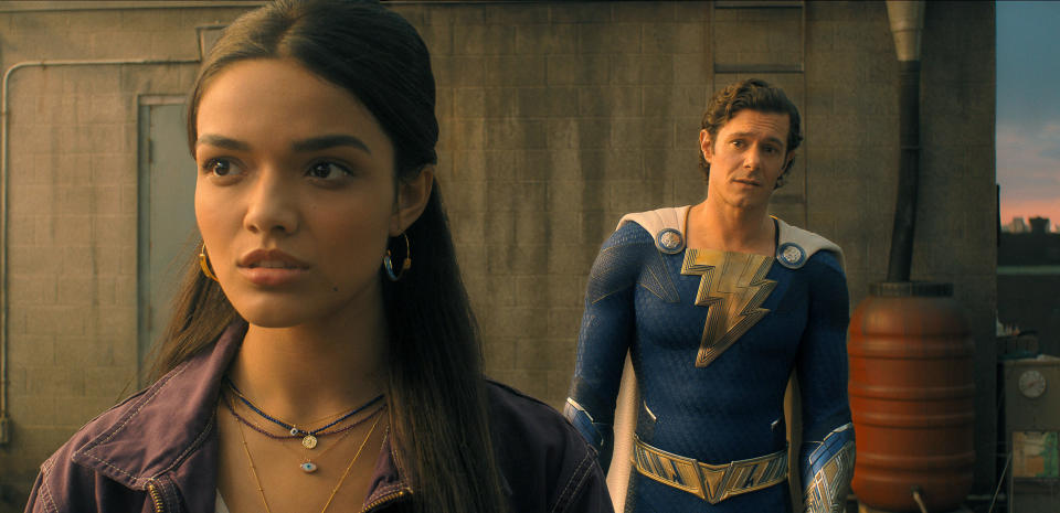 En esta imagen proporcionada por Warner Bros. Pictures Rachel Zegler, izquierda, y Adam Brody en una escena de "Shazam! Fury of the Gods". (Warner Bros. Pictures vía AP)
