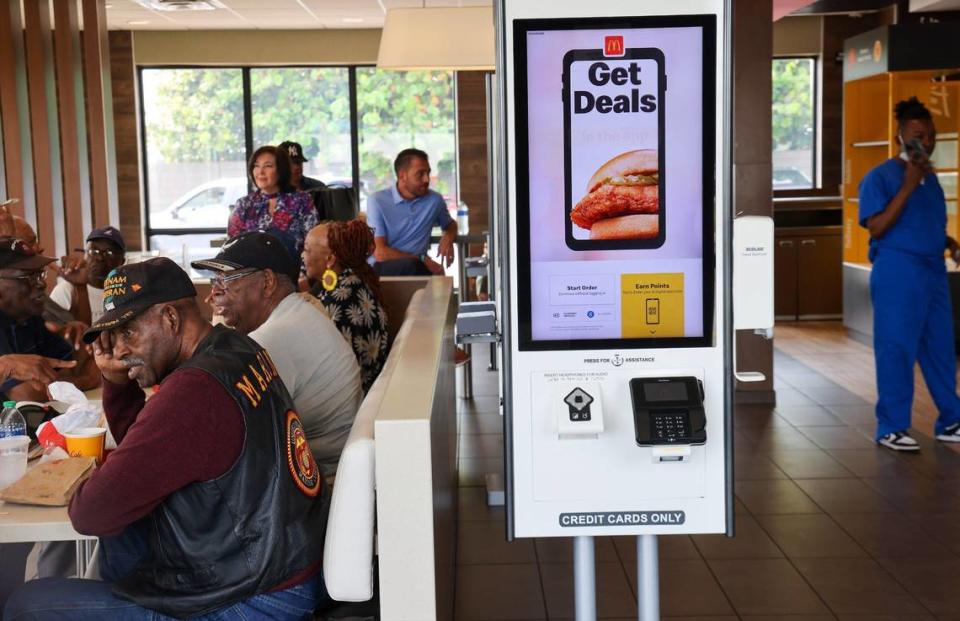 Veteranos militares negros se reúnen a diario para compartir recuerdos, historias y compañerismo en un McDonald's local.