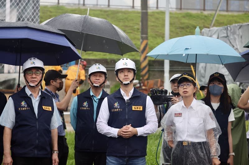 蔣萬安視察北市地震防災演練 近日地震頻傳，為了加強防災意識，台北市26日舉行 規模6.6地震來襲的災害防救演習，市長蔣萬安（前 中）、副市長李四川（前左）前往視察。 中央社記者王飛華攝  113年4月26日 