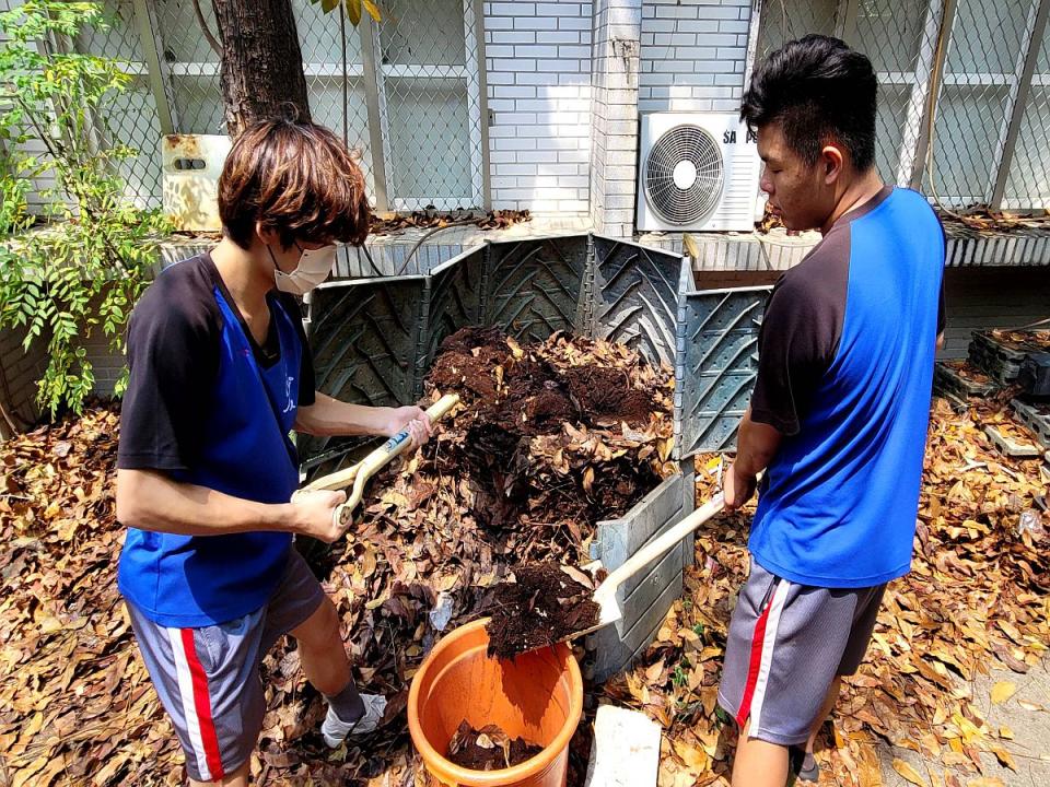 校園內設置大型落葉堆肥場域，運用菌種、廚餘堆肥、落葉堆肥等種植蔬果。（圖：教育局提供）