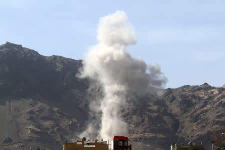 Smoke billows from Noqum mountain after it was hit by an air strike in Yemen's capital Sanaa June 1, 2015. REUTERS/Mohamed al-Sayaghi