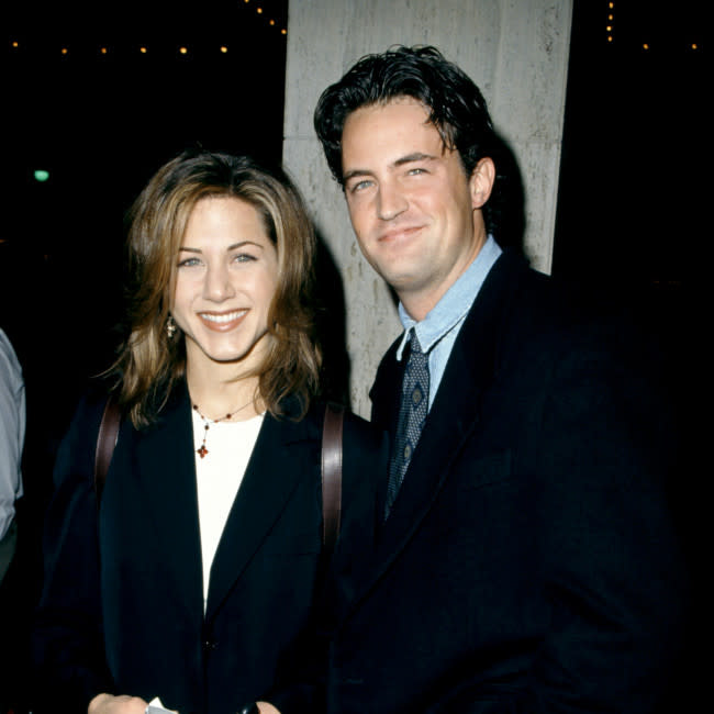 Jennifer Aniston se mantuvo reservada en el funeral de Matthew Perry credit:Bang Showbiz