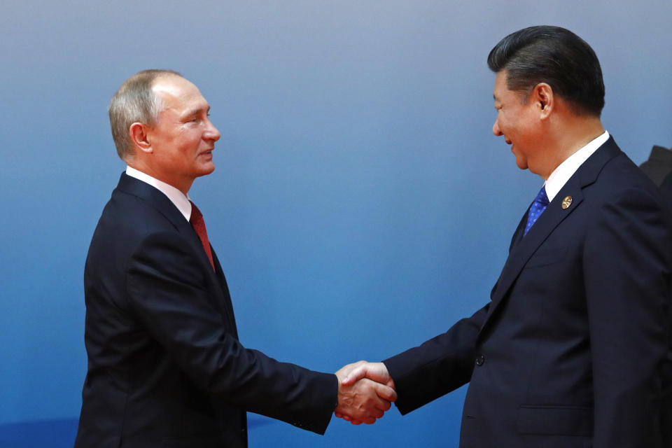 El presidente chino, Xi Jinping, y su homólogo ruso, Vladimir Putin. (Tyrone Siu/Pool Photo via AP)