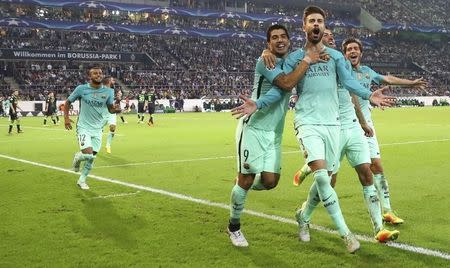 Football Soccer - Borussia Moenchengladbach v FC Barcelona - UEFA Champions League group stage - Group C - Borussia Park stadium, Moenchengladbach, Germany - 28/09/16 - Barcelona's Gerard Pique, Luis Suarez, Sergio Busquets and Sergi Roberto react after scoring a goal REUTERS/Kai Pfaffenbach