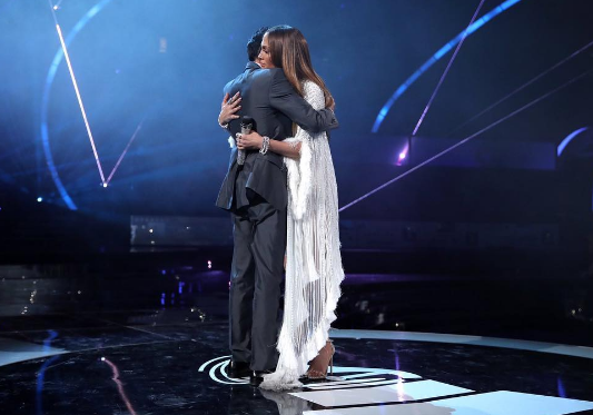 El abrazo de J-lo y Marc Anthony.