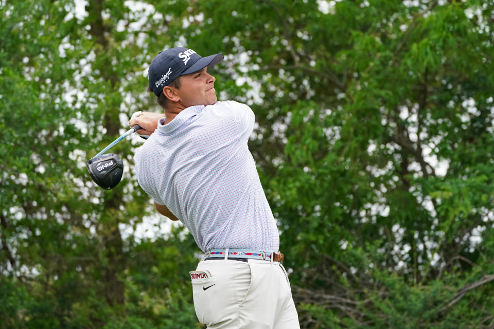 Blaine Hale Jr. juega su tiro desde el hoyo 13 durante la tercera ronda del Campeonato Veritex Bank en el Texas Rangers Golf Club el 15 de abril de 2022 en Arlington, Texas.  (Foto de Alex Bierens de Haan/Getty Images)