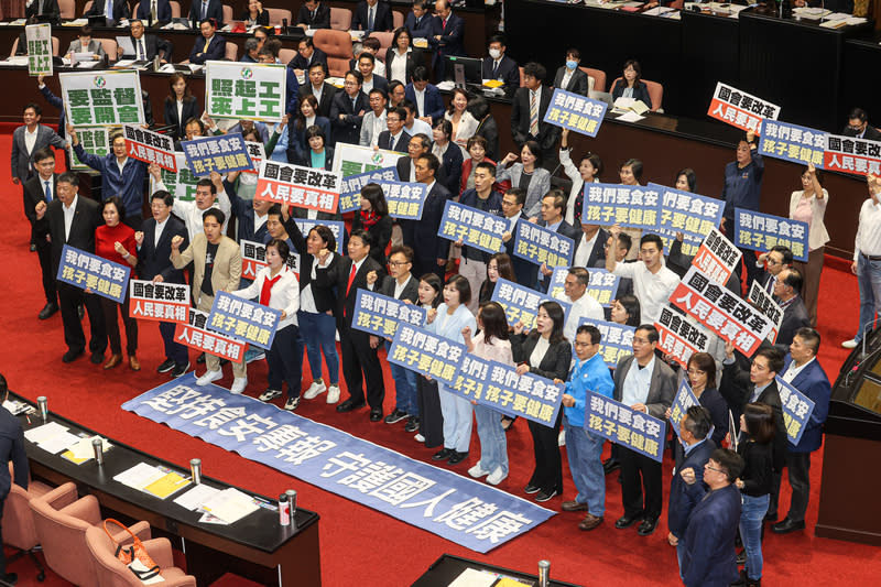 立法院第11屆第一會期20日開議，國民黨立委在議場內拿出「我們要食安 孩子要健康」、「國會要改革 人民要真相」等看板，民進黨立委則高舉「要監督 要開會」、「照起工 來上工」等字卡反擊，雙方人馬僵持不下。（中央社）